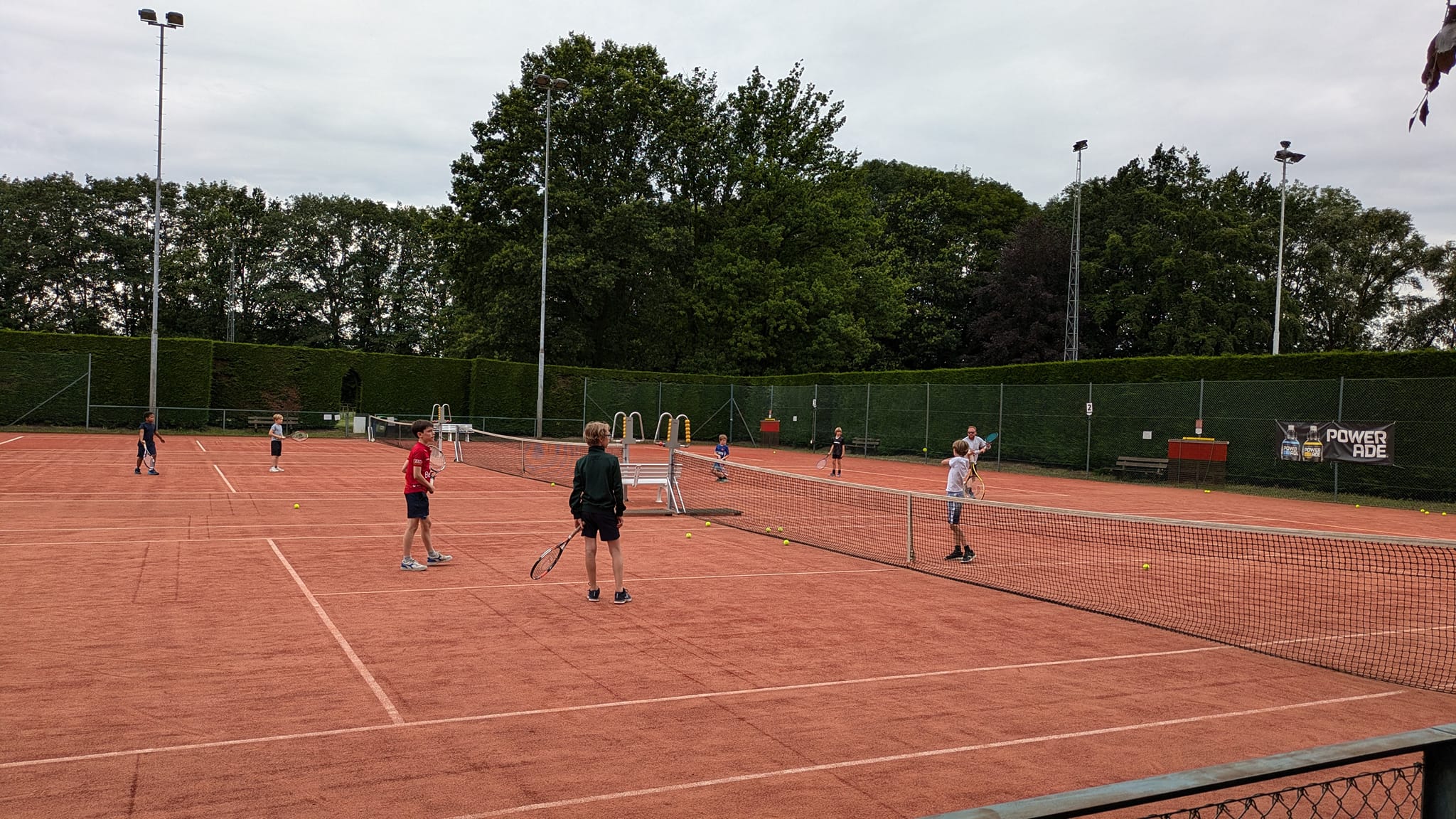 We beschikken over 5 buitenterreinen, waarvan 3 all weather courts.