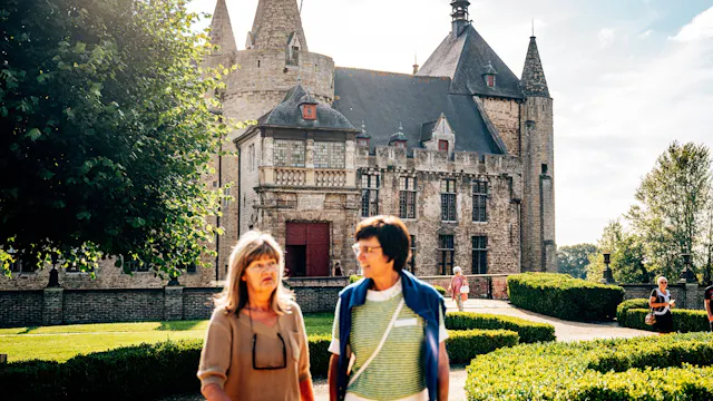 Twee bezoekers bij het Kasteel van Laarne