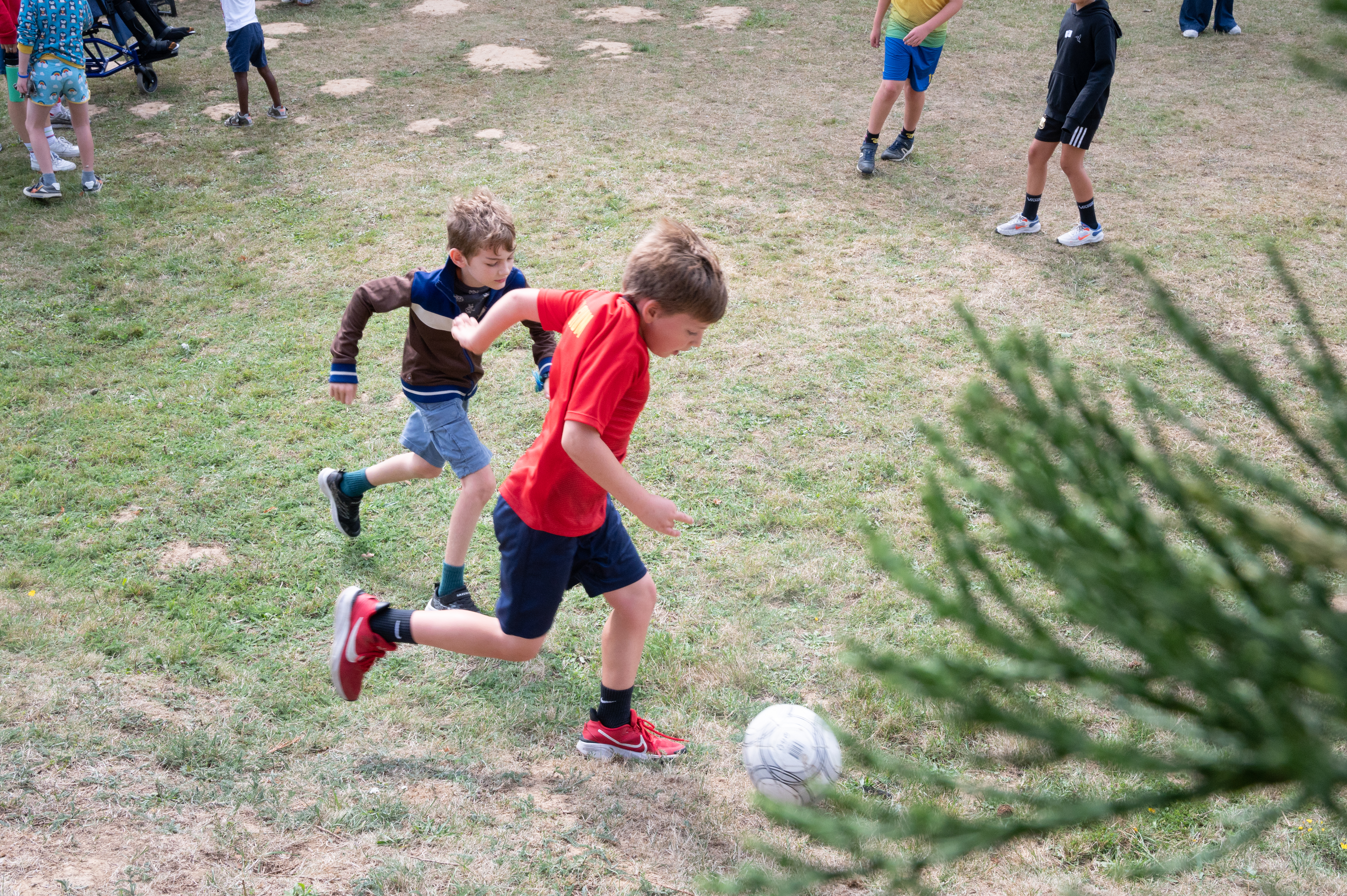 2 jongens die voetbal spelen