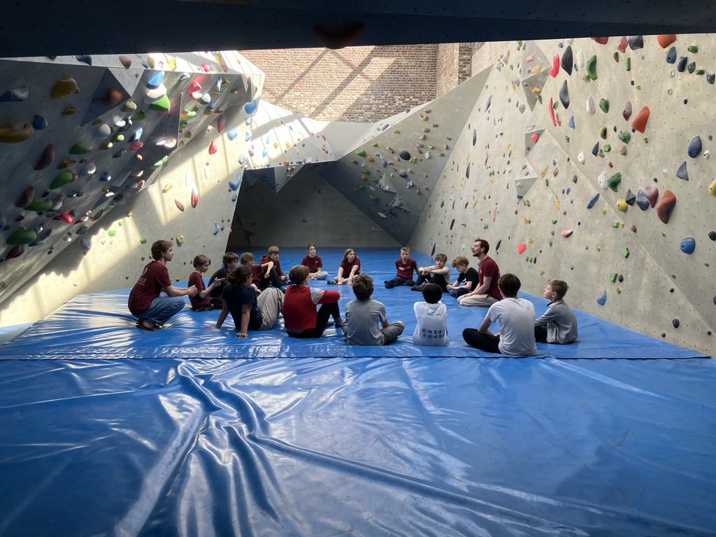 begeleide groep in Klimzaal Balance