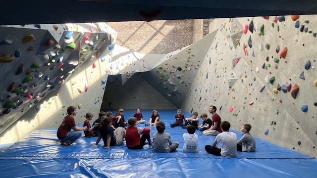 begeleide groep in Klimzaal Balance