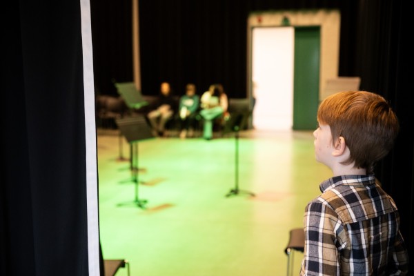 Jongen staat klaar voor het podium op te gaan