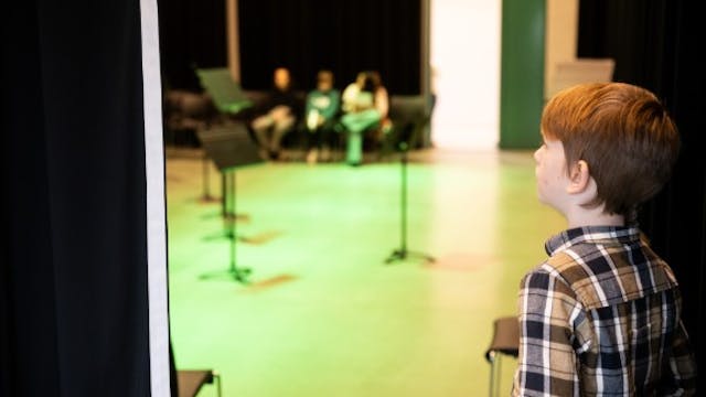 Jongen staat klaar voor het podium op te gaan