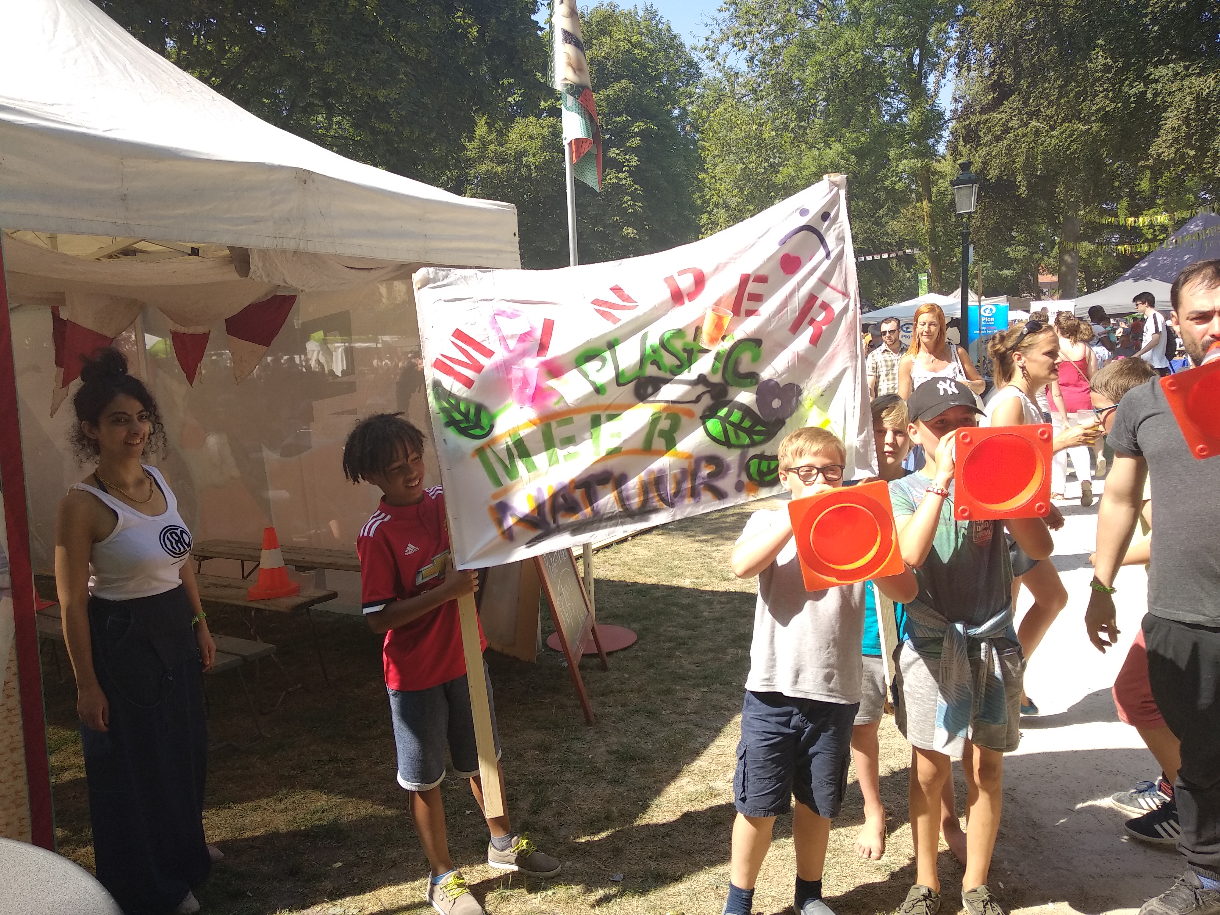 Workshop protestborden maken. Familiezondag XL - Vlaams Architectuurinstituut 
