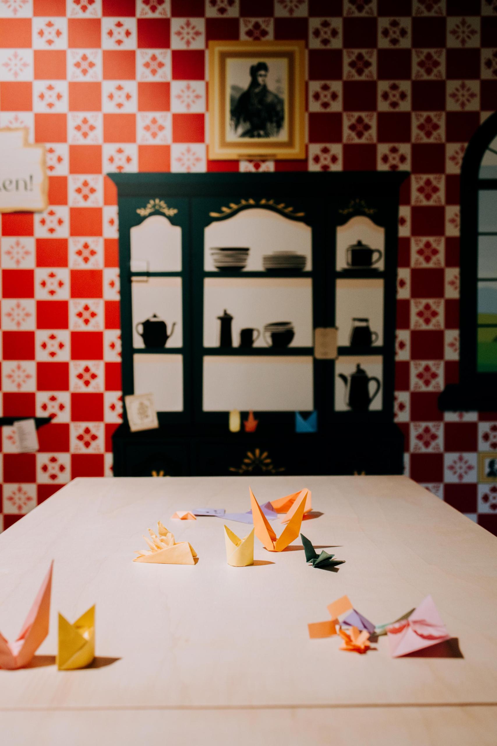 In De Vouwkeuken is een werkstation waar je de leukste papieren vouwsels maakt.