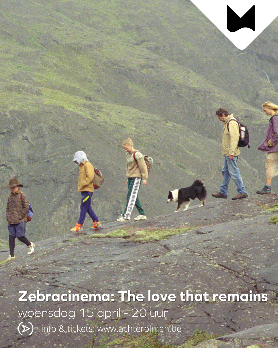 gezin dat een heuvel af wandelt met hun hond