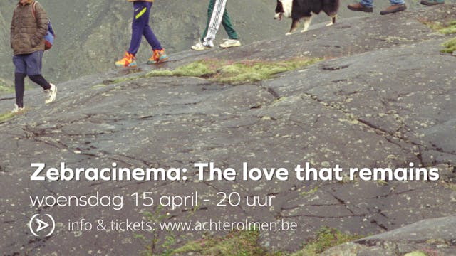 gezin dat een heuvel af wandelt met hun hond