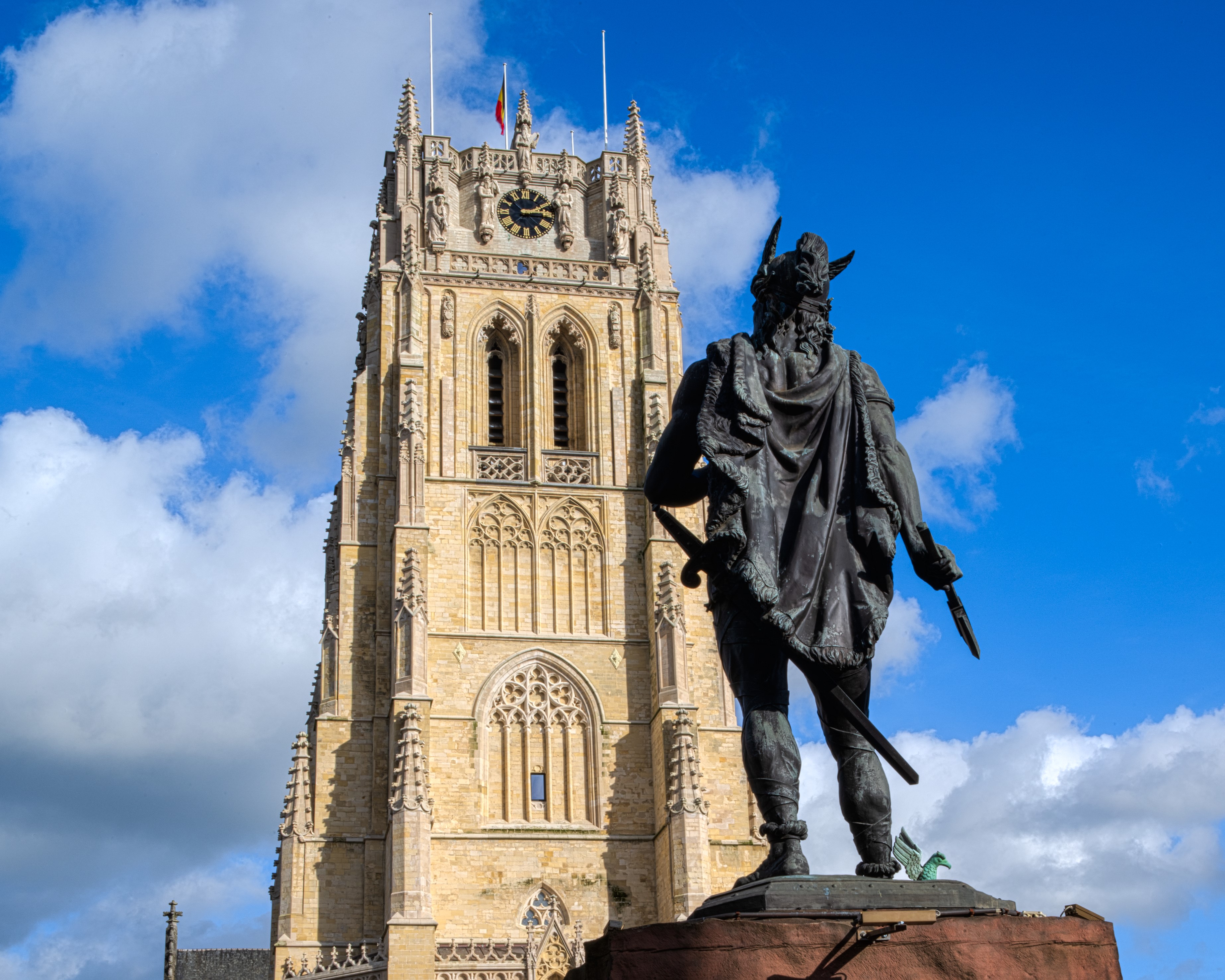 Ambiorix en Onze-Lieve-Vrouwebasiliek