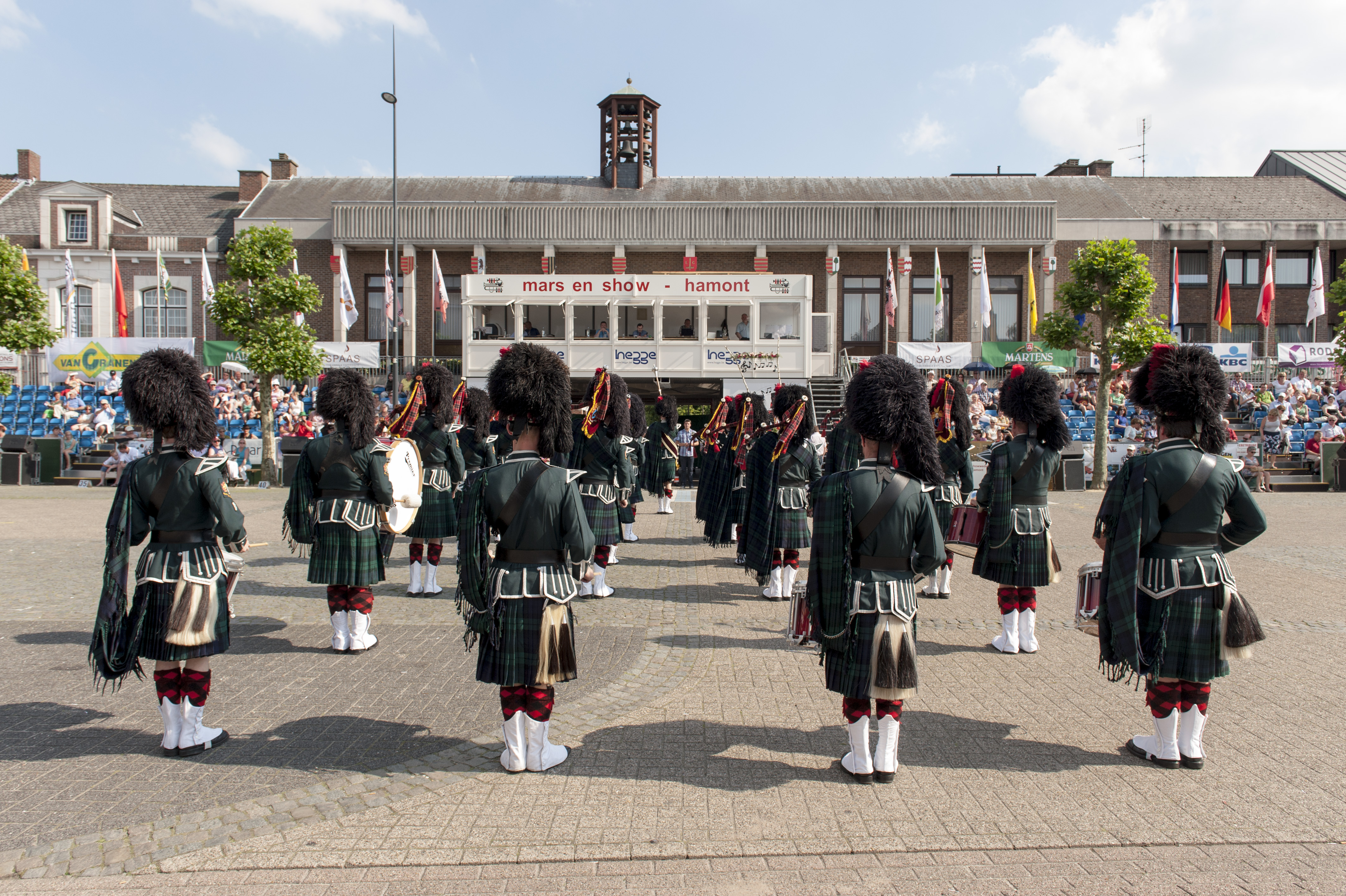 Red Hackle Pipe Band uit Antwerpen op het Marktplein in Hamont
