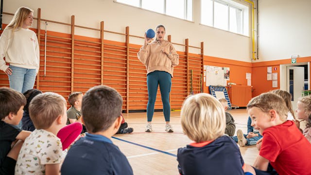 Kleuters krijgen instructies