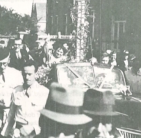 BEVRIJDINGSSTOET ABEL SIMOENS. ALBERT COUSSEMENT IS MAN IN WIT KOSTUUM, VOORAAN TWEEDE VAN LINKS.