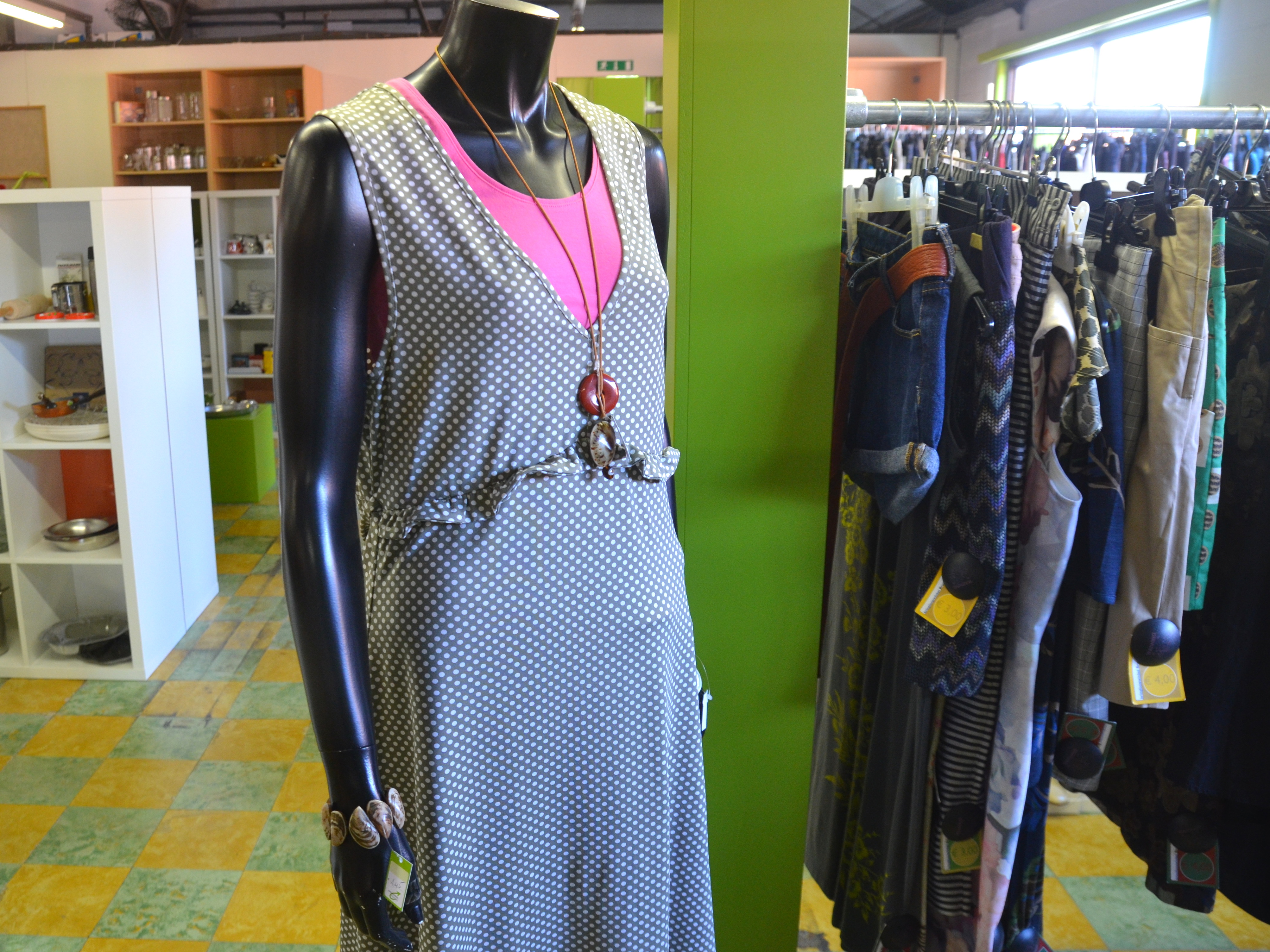 paspop en rekken met kleding in Destelbergen