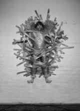 Persoon vastgetaped aan een muur.