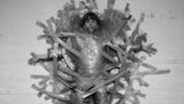 Persoon vastgetaped aan een muur.