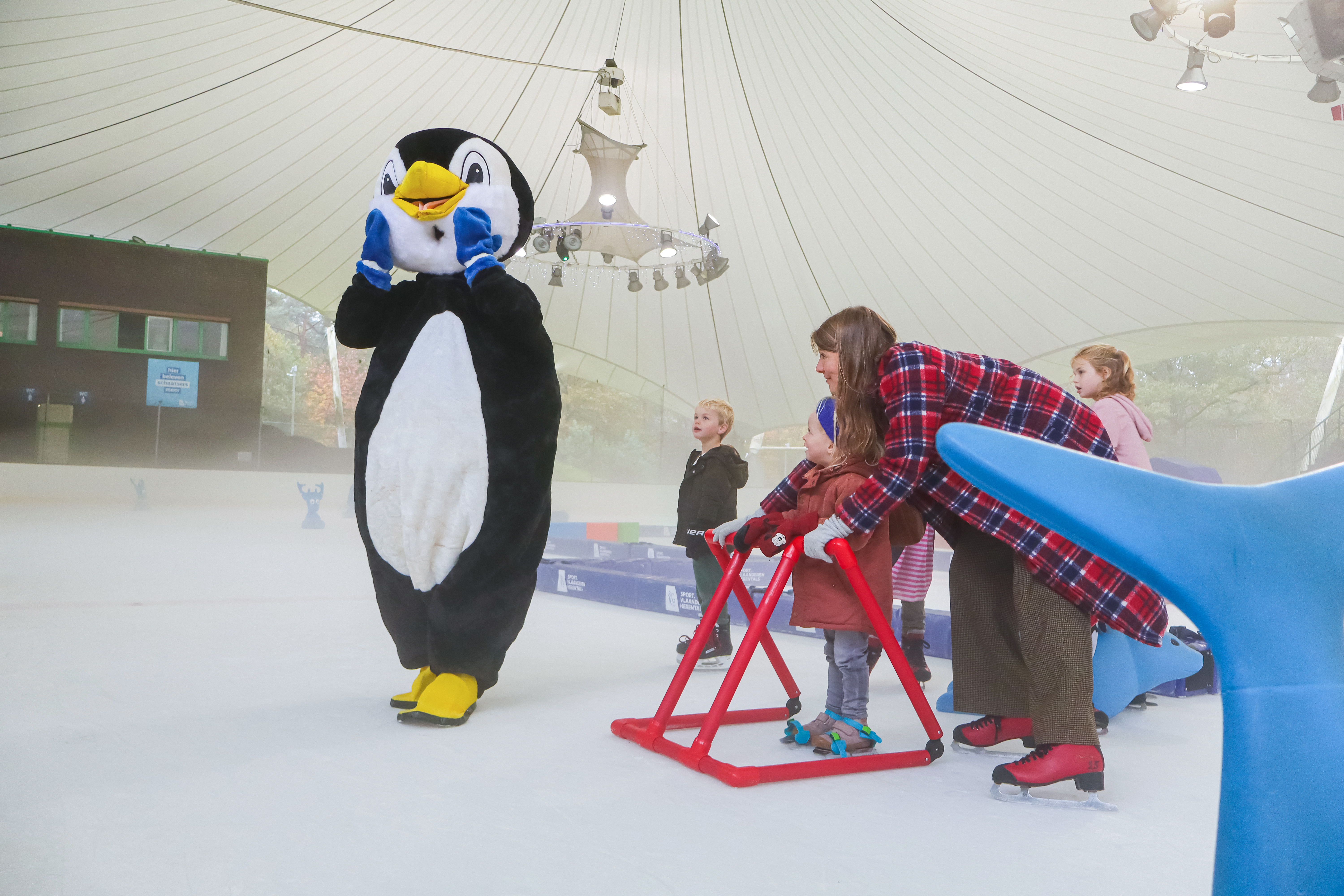 Gezinsschaatsen met mascotte Kwikkie op het ijs