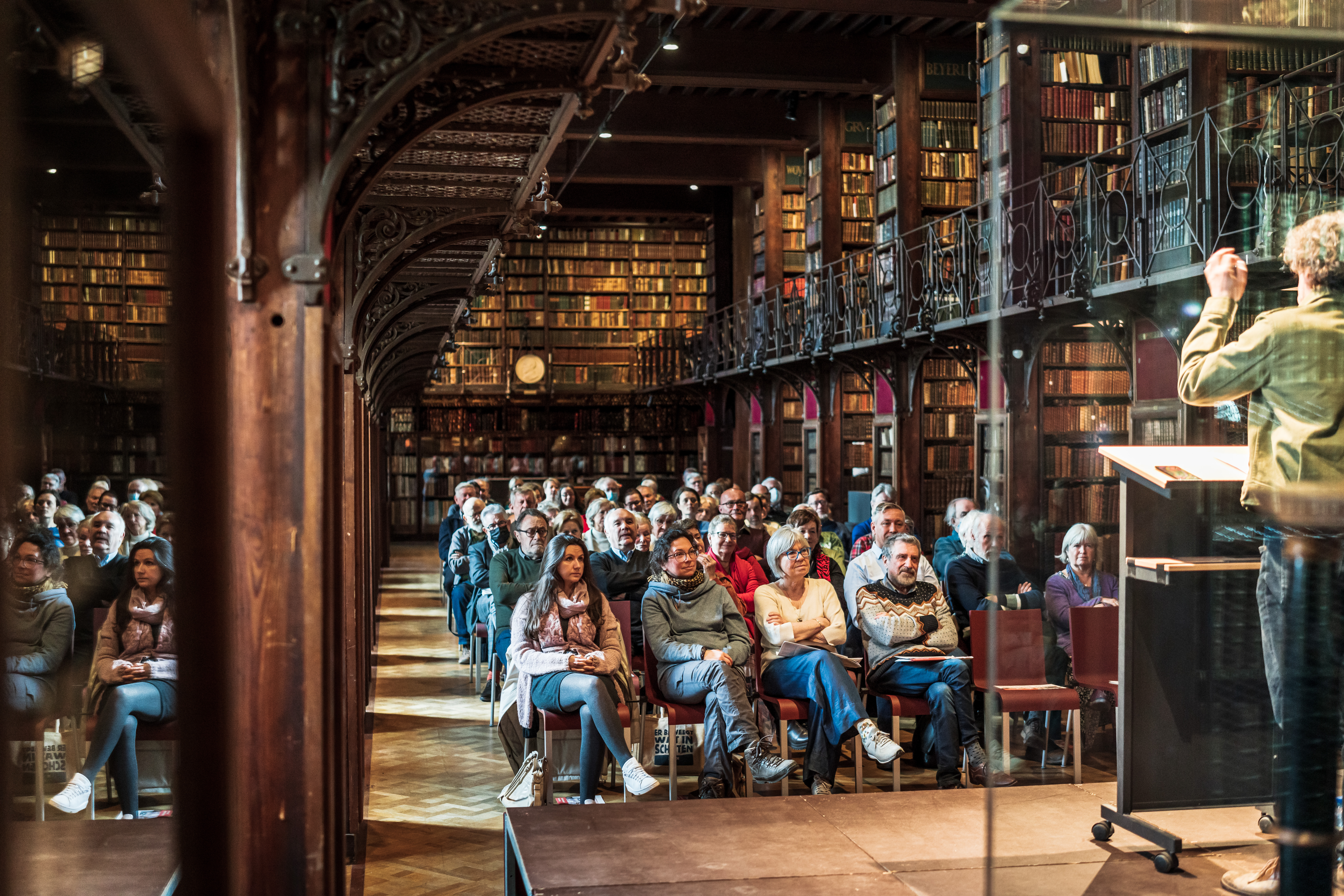 publiek in de Nottebohmzaal tijdens een lezing