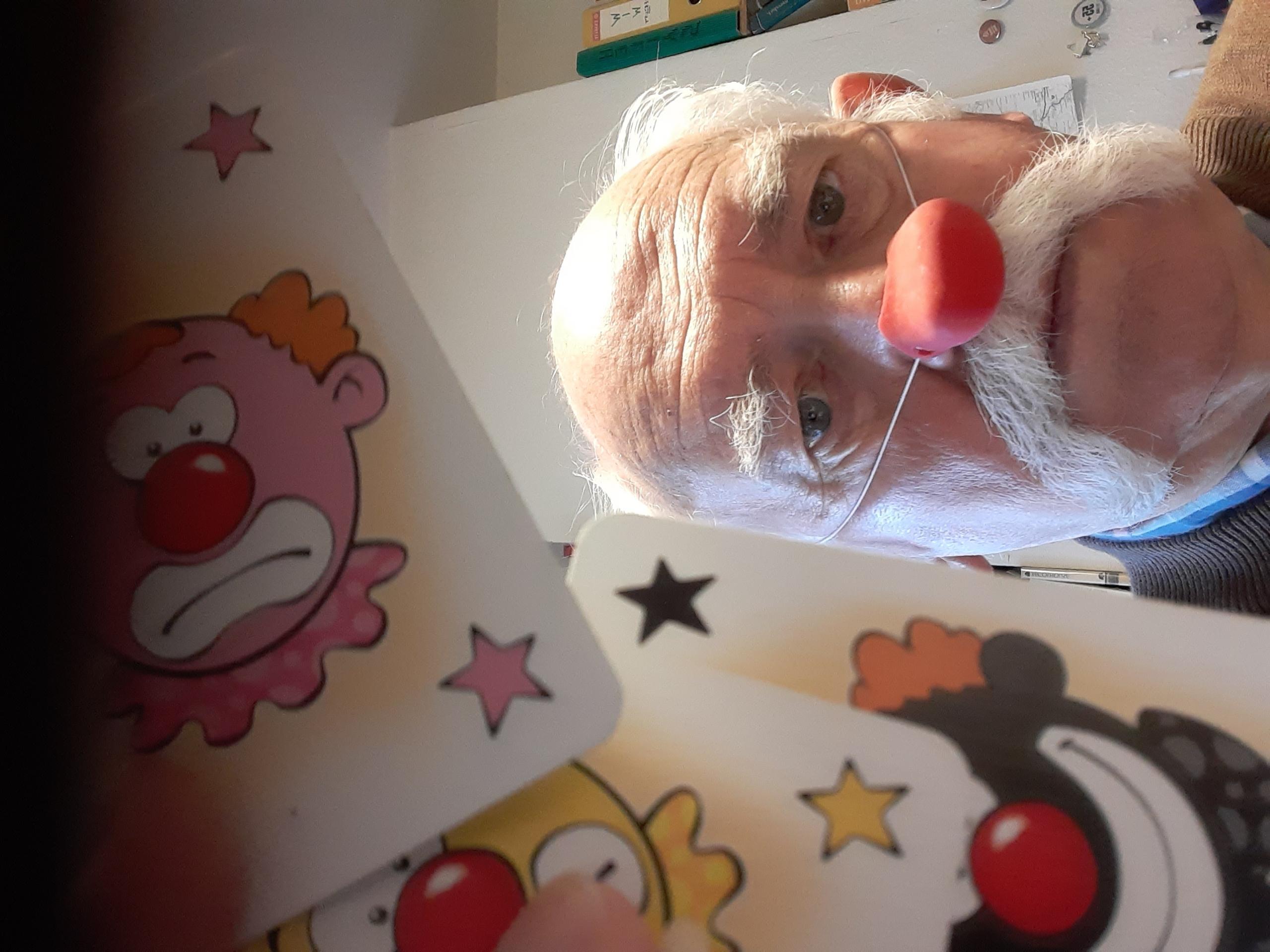 Spreker Herman Cole draagt een clownsneus