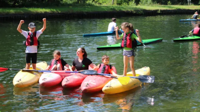je leert op een speelse manier kajakken.