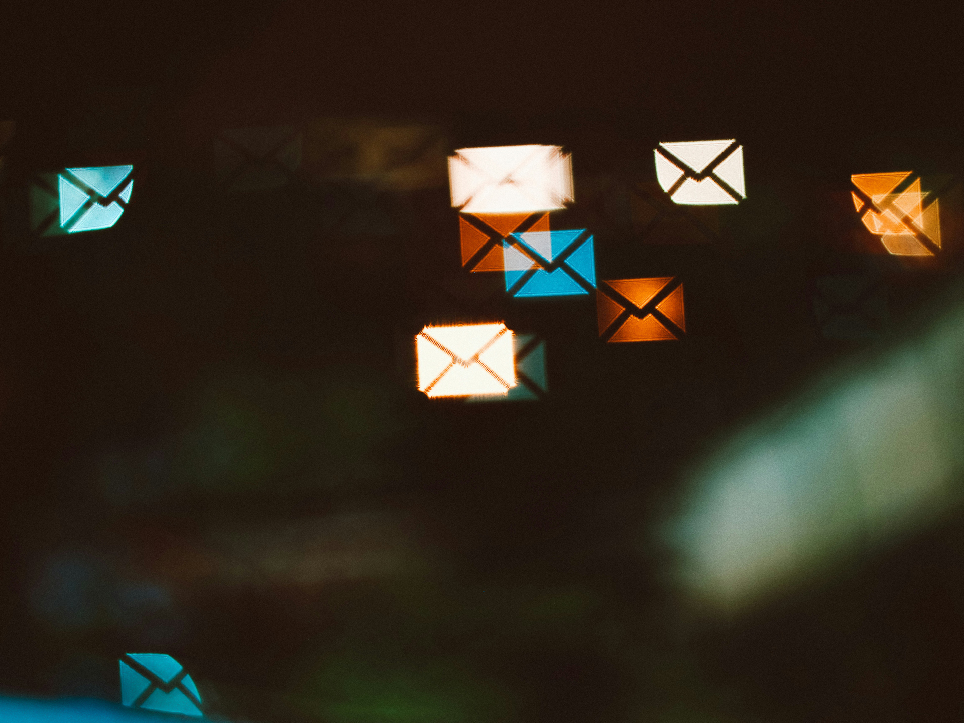 Icoontjes van een envelop die rondzweven op een zwart scherm