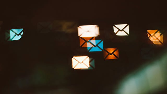 Icoontjes van een envelop die rondzweven op een zwart scherm