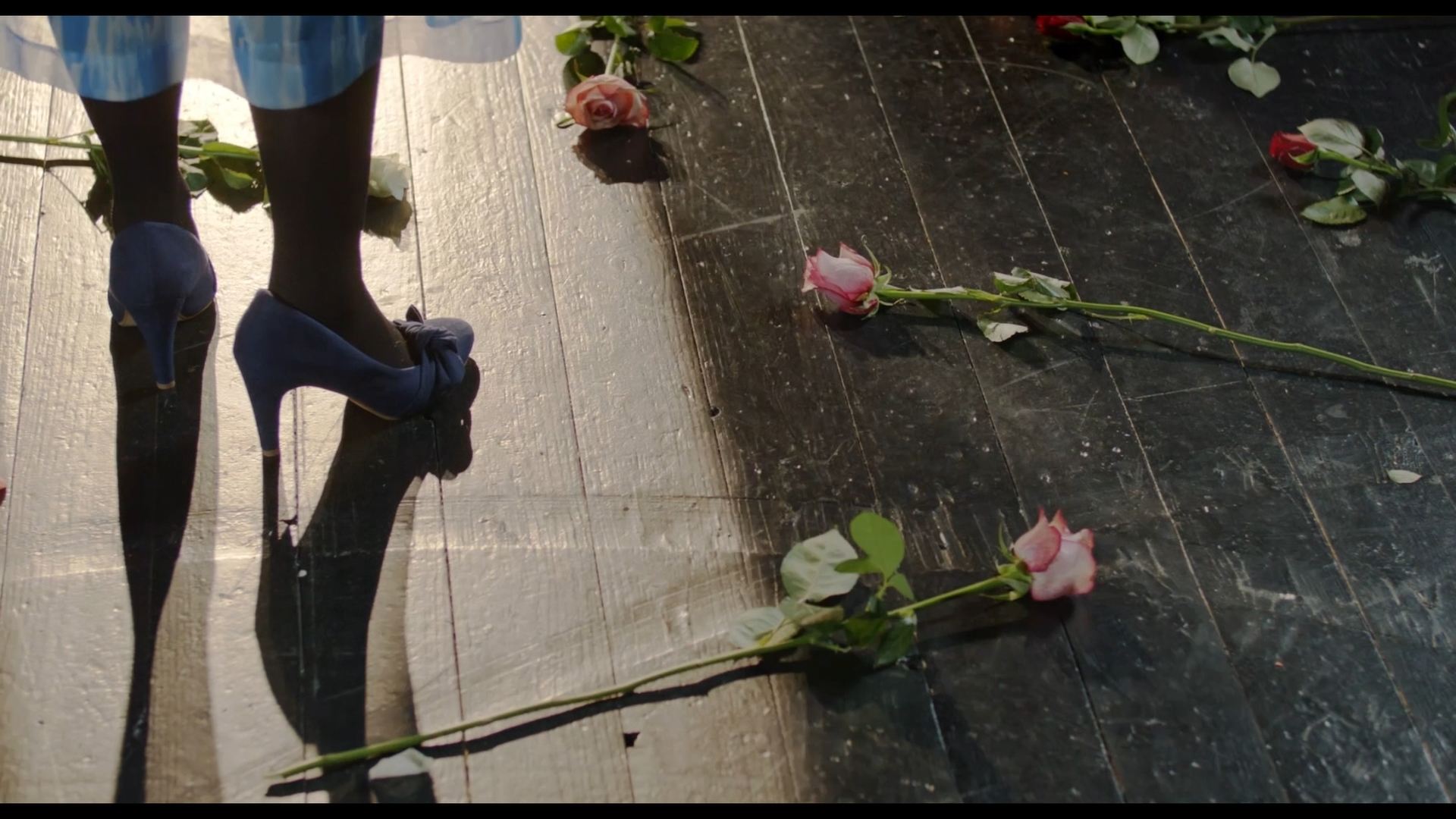 foto voeten in hoge hakken op een podium met rozen