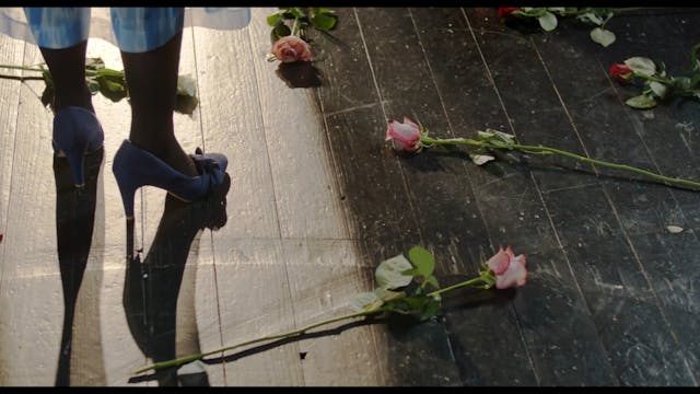 foto voeten in hoge hakken op een podium met rozen