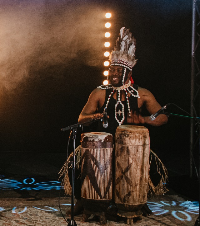 Tister Ikomo de Afrikaanse ritmewereld