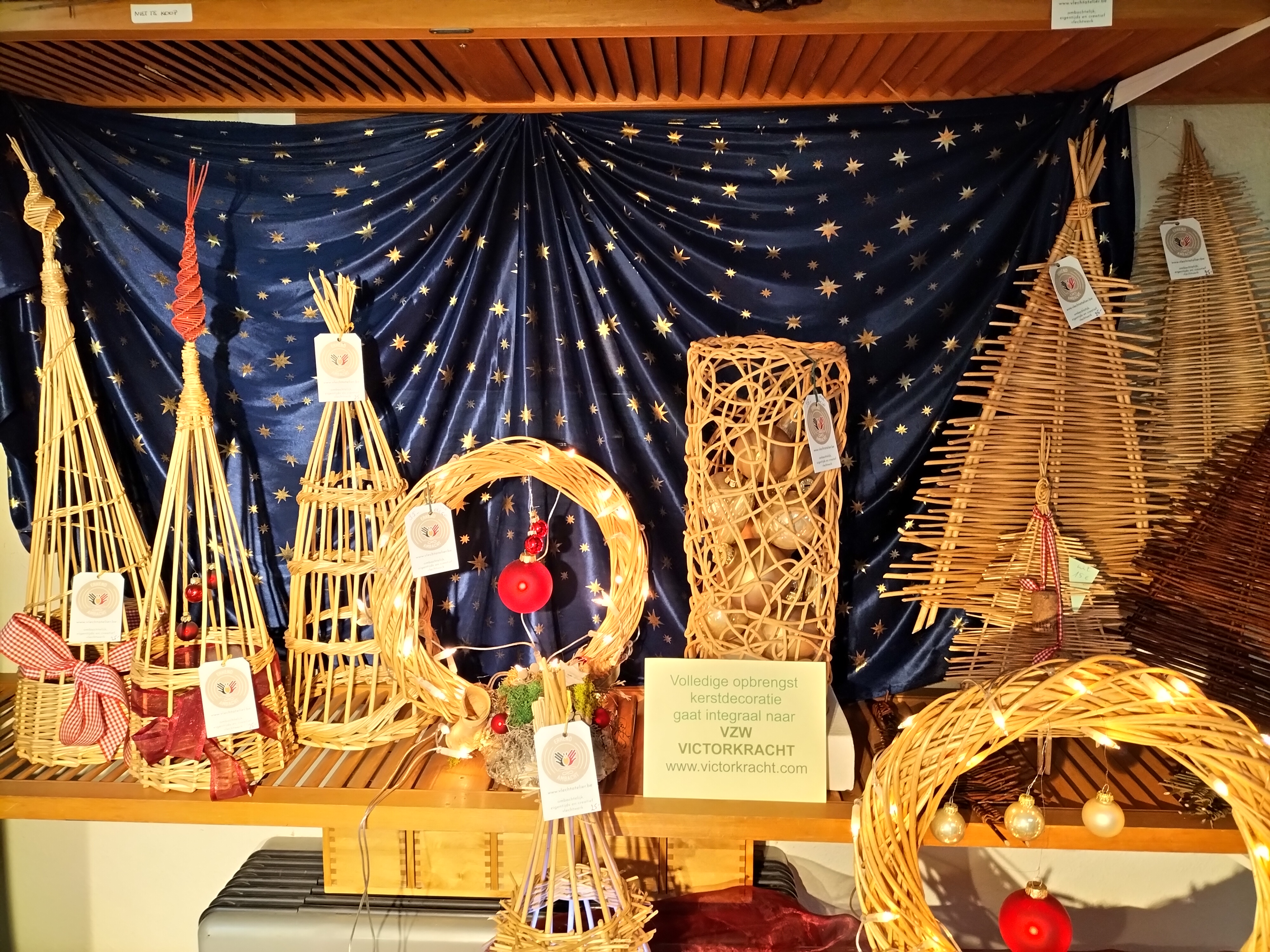 Verkoop kerstdecoraties in vlechtwerk ten voordele van Victorkracht