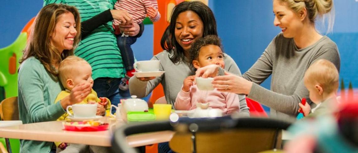 Mama's met kinderen aan tafel