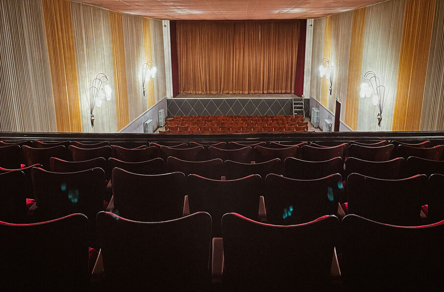 Zicht op de cinemazaal.