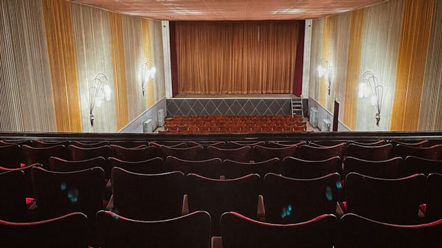 Zicht op de cinemazaal.