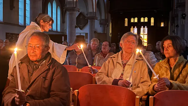Paaswake in de kerk van De Pinte
