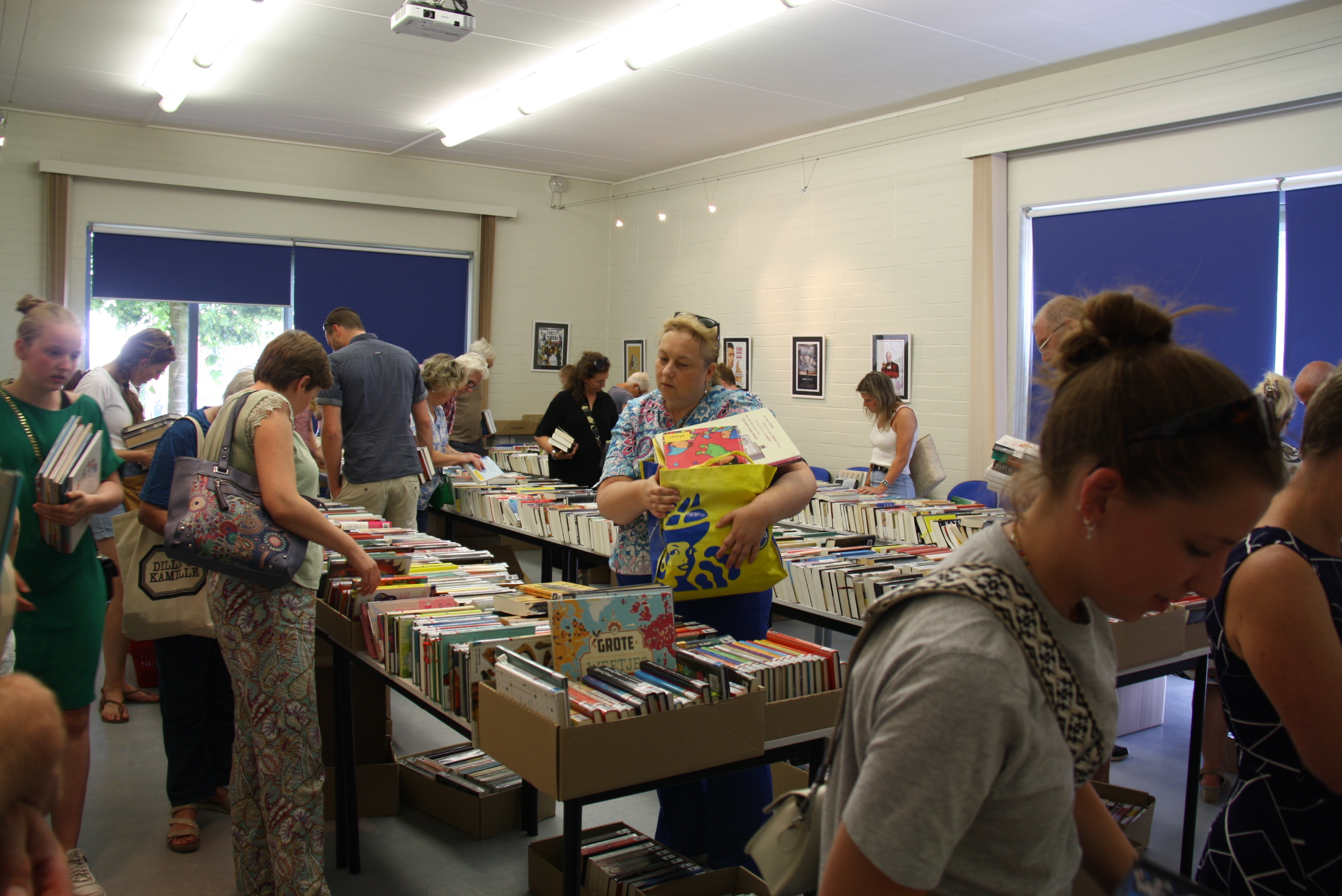 mensen snuisteren door afgevoerde boeken