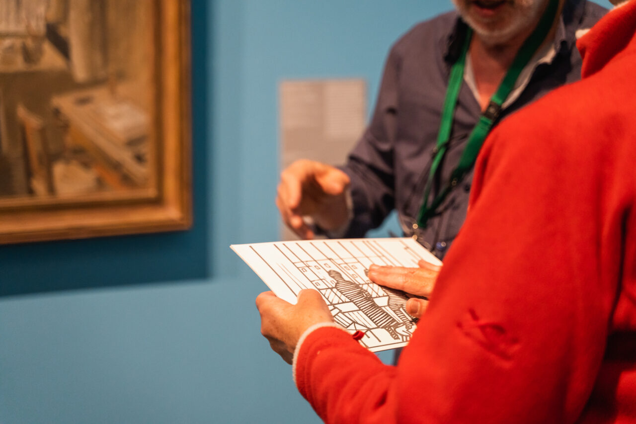 Bezoeker met een visuele beperking bezoekt het MSK met een gids © Martin Corlazzoli