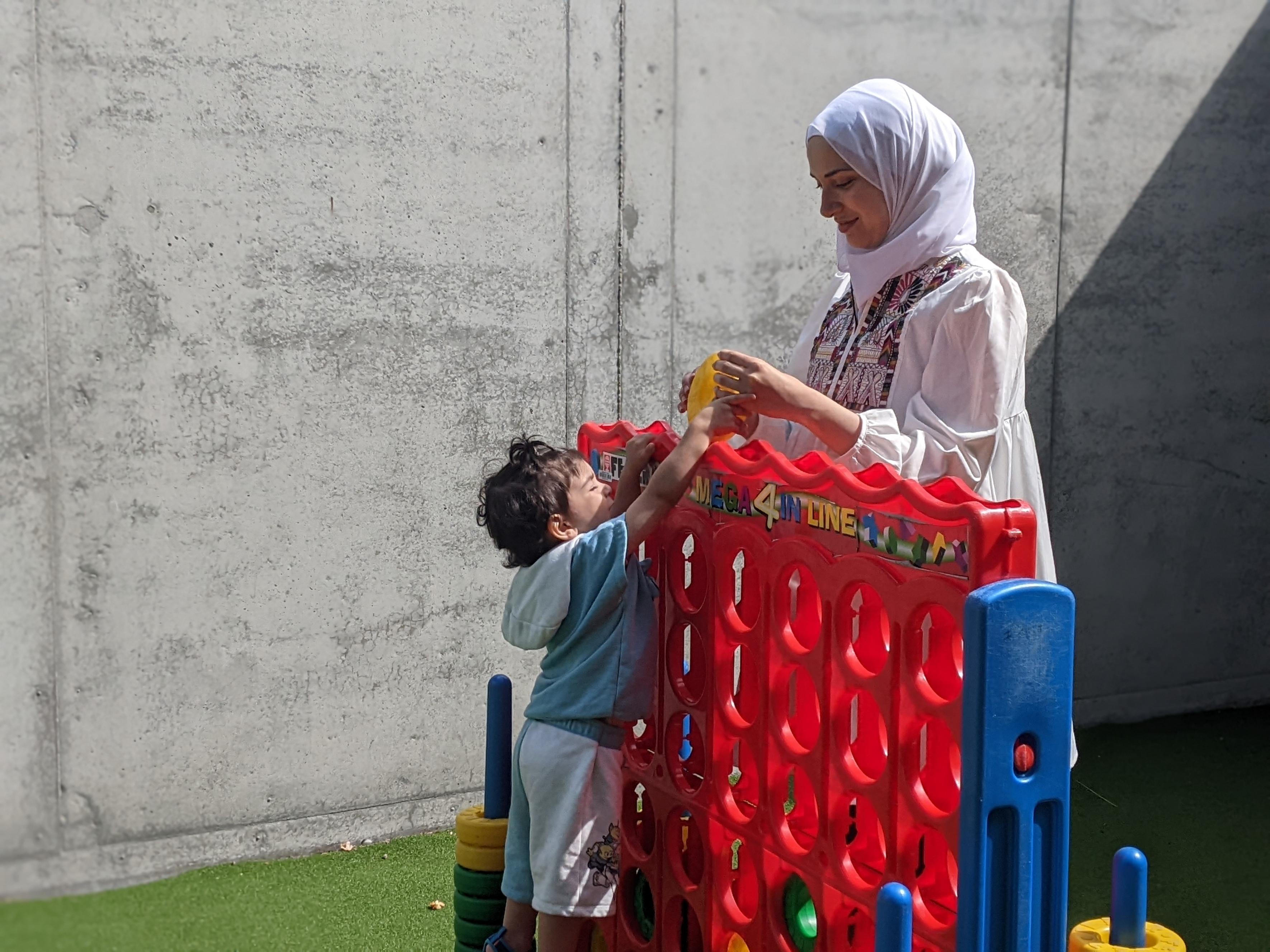 Buiten spelen met mama