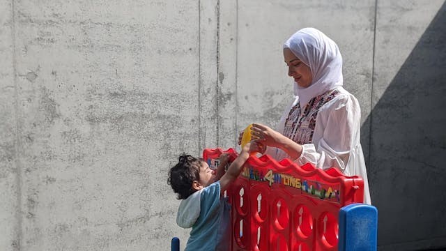 Buiten spelen met mama