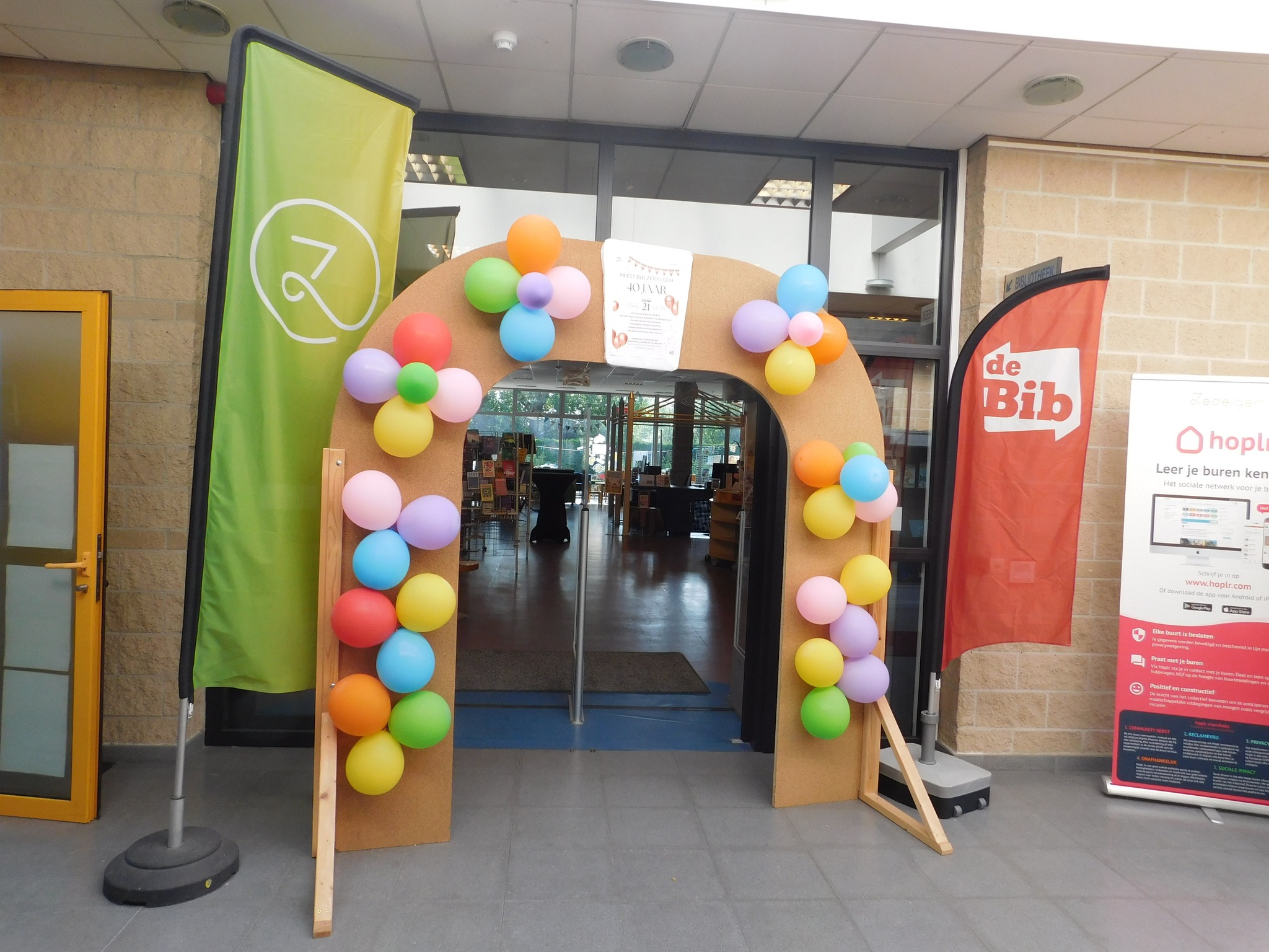 Houten boog, versierd met kleurrijke ballonnen voor het 40-jarig bestaan van bib Zedelgem.