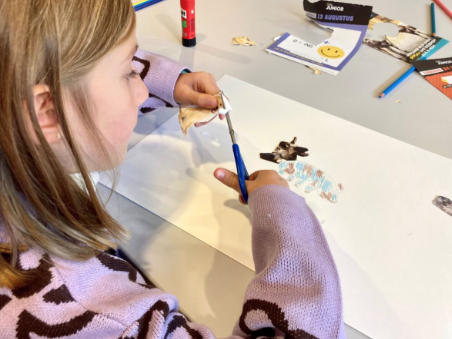 meisje knipt in papier