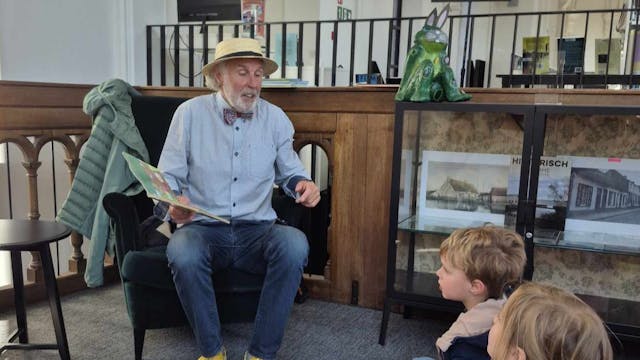 nonkel sus leest voor uit een boek