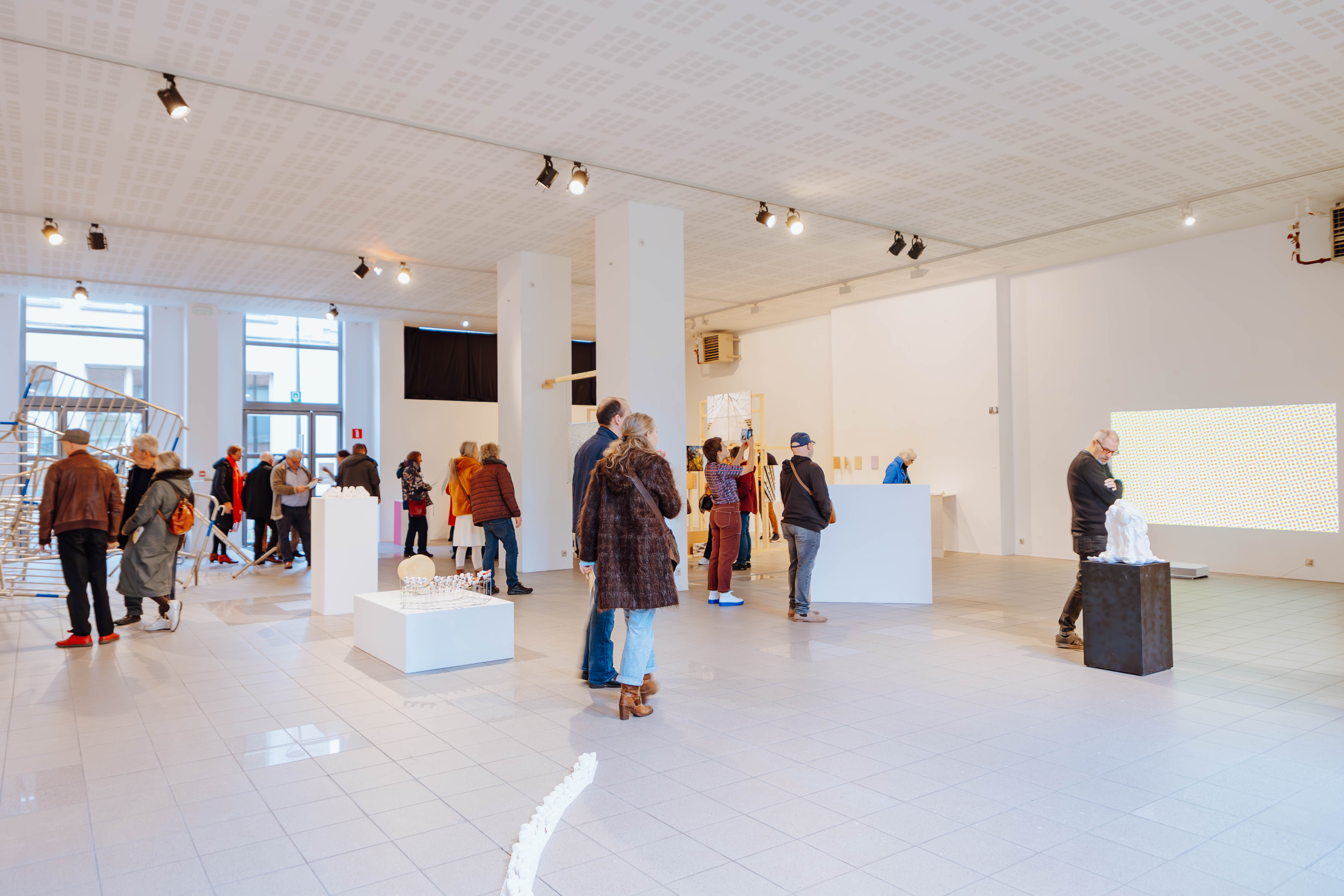 foto van de opening van expo Hulstaert vorig jaar, een overzichtsfoto met verschillende mensen op