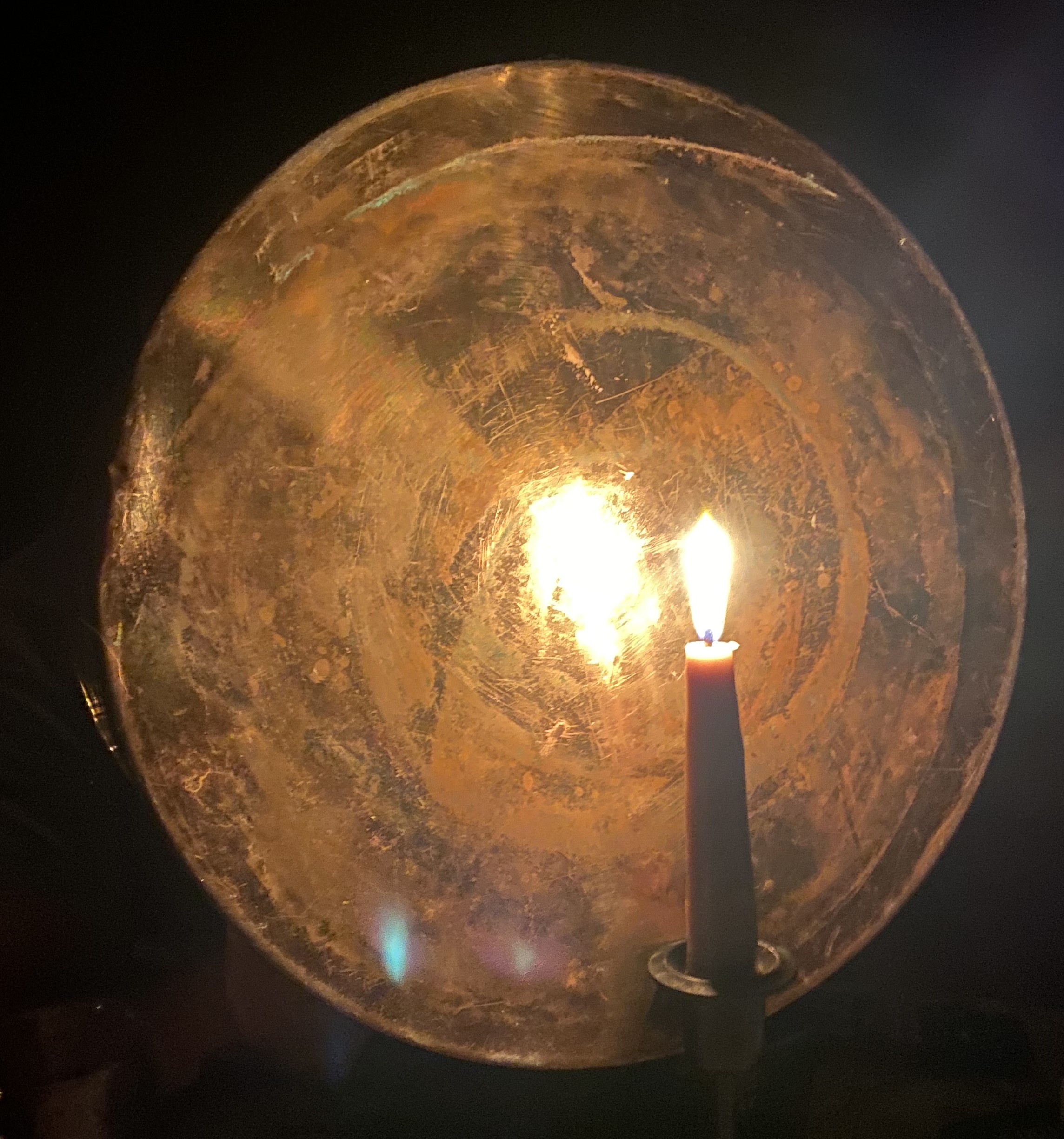 Brandende kaars met reflector