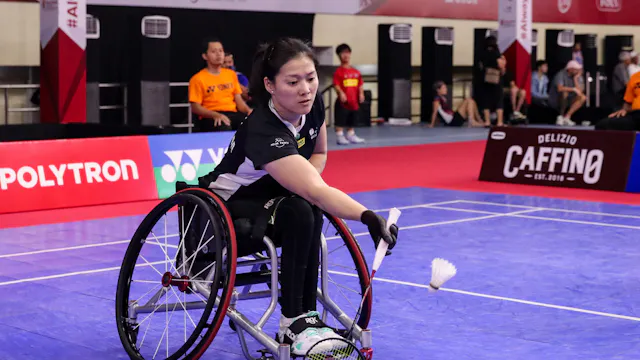 Man Kei To top para badmintonster slaagt shuttle tijdens tornooi