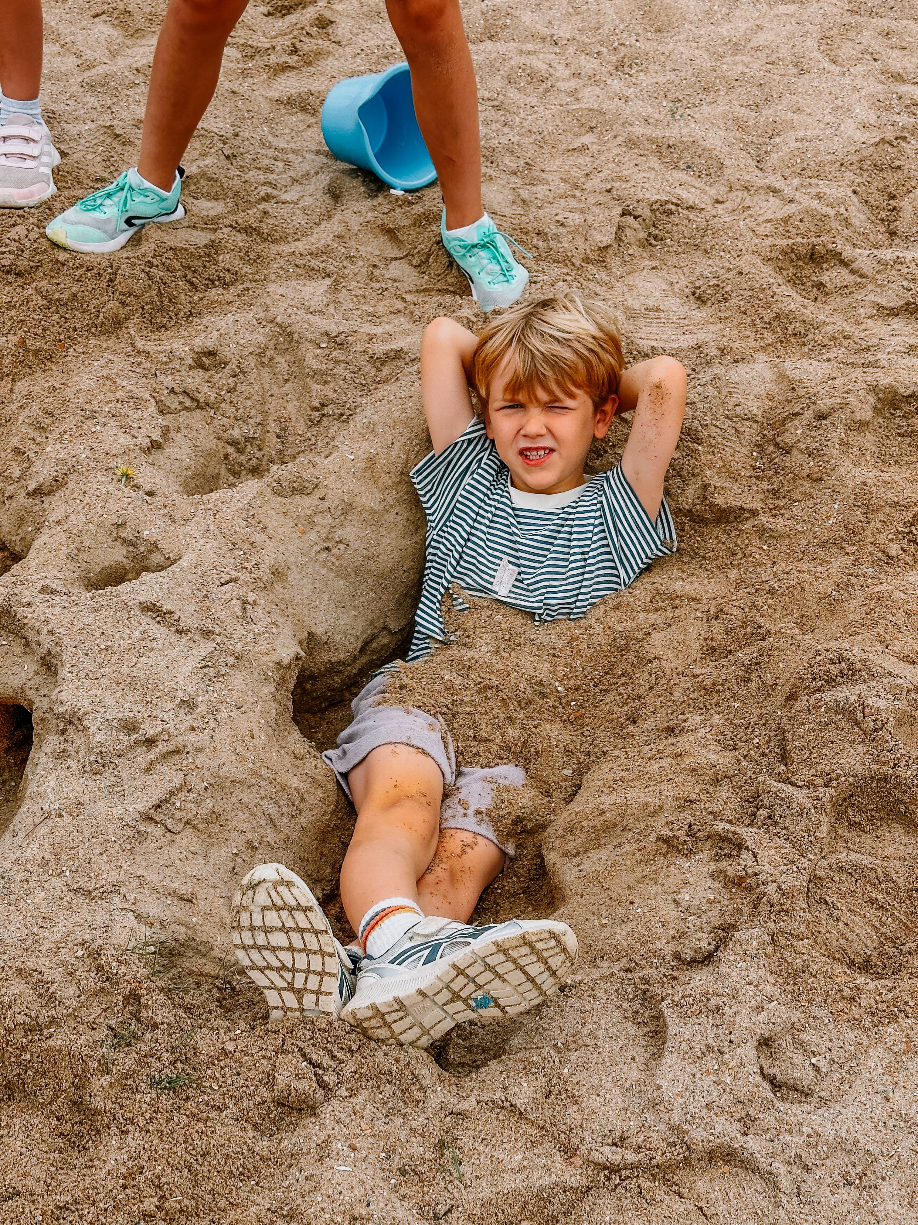 KIND IN HET ZAND