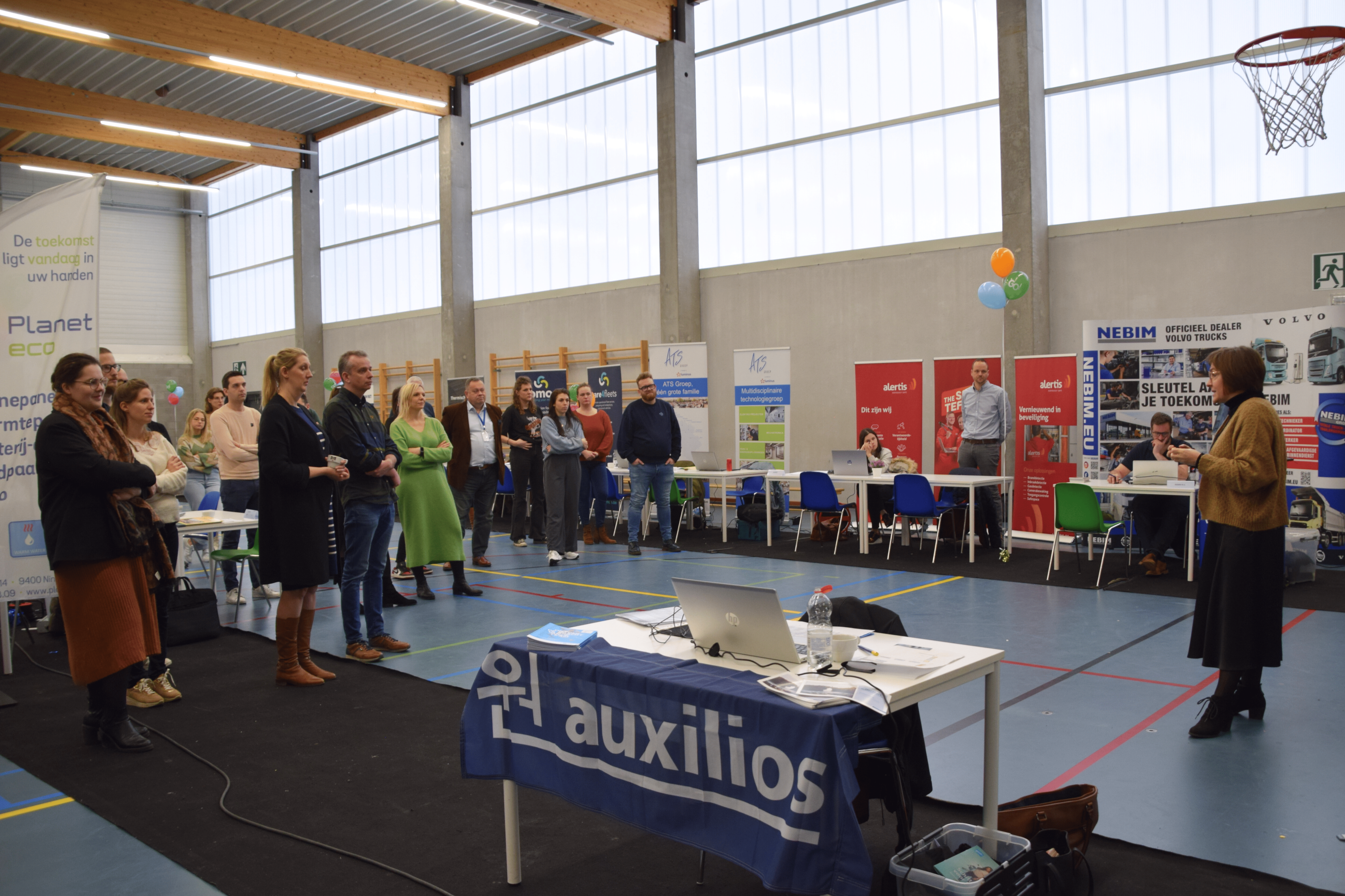 De verschillende bedrijven met hun eigen stands, staan te popelen om de leerlingen te ontvangen! 