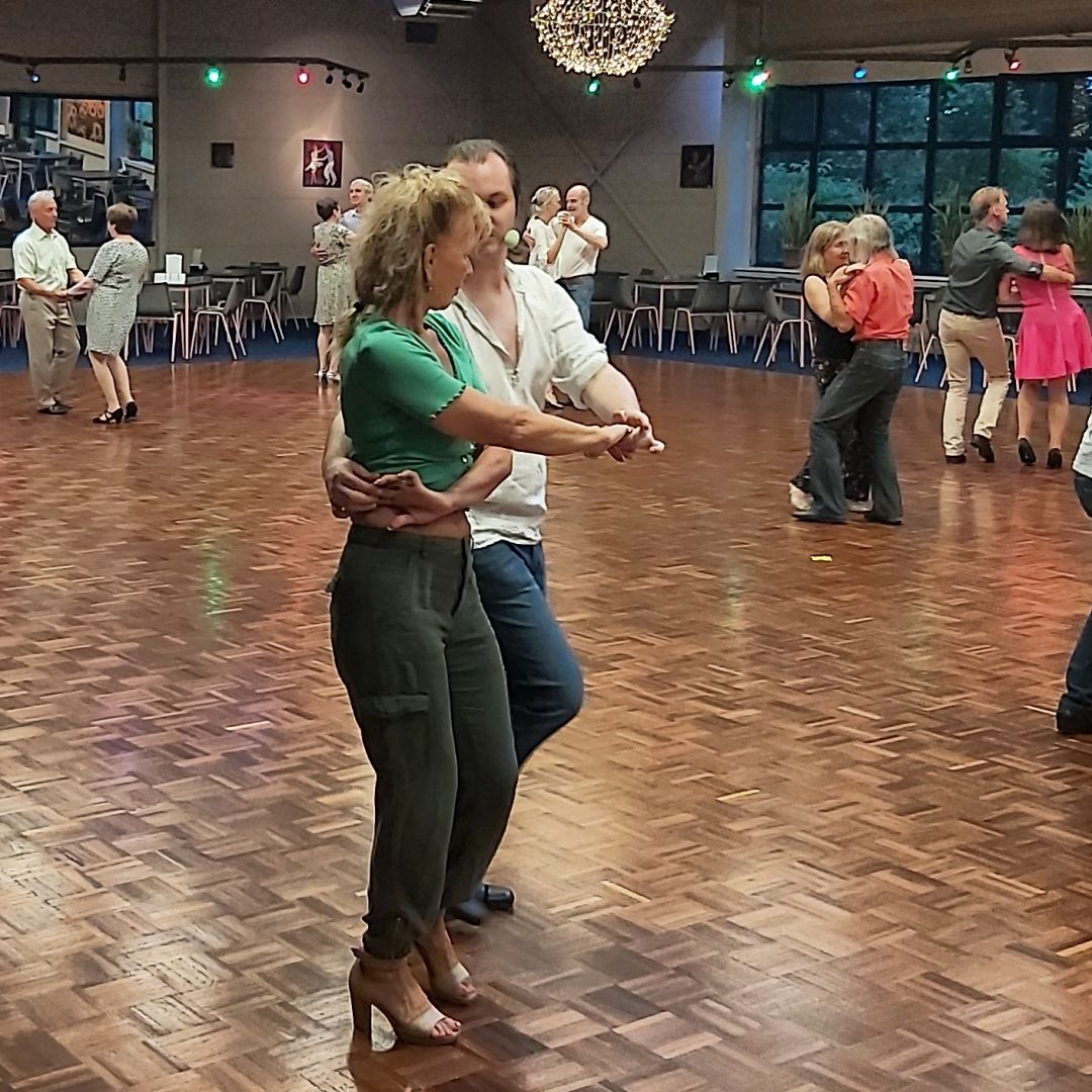 Zomerworkshop - 2023 Bachata - Diederick en Bé - dansend 2 - square post.jpg