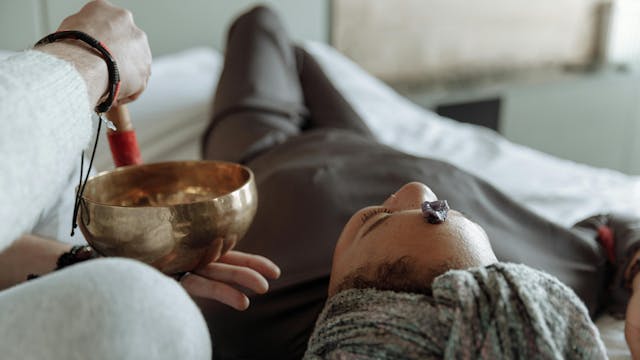 Klankschalen als ondersteuning bij het leren zorg dragen voor jezelf