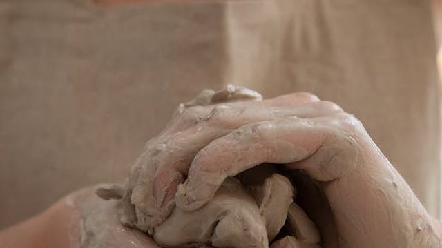 Afgietsel in gips en sculptuur in klei