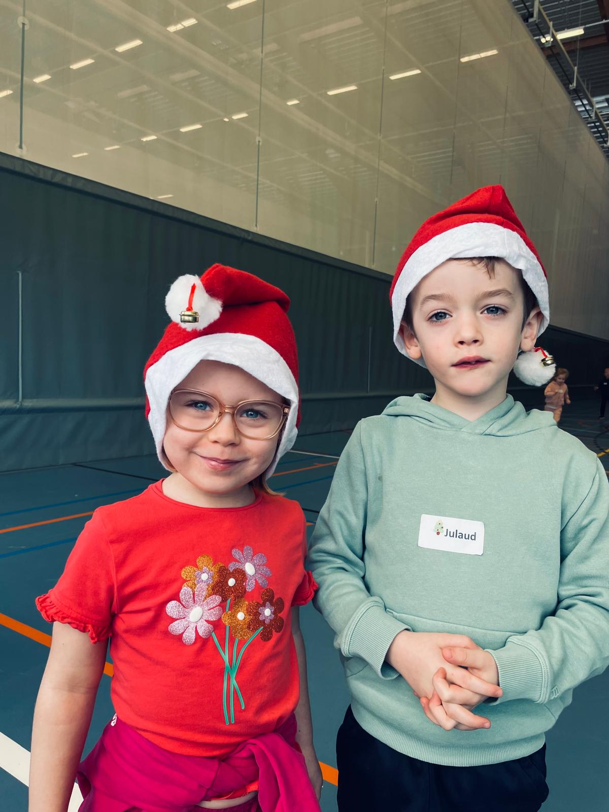 TWEE KINDEREN MET KERSTMUTS