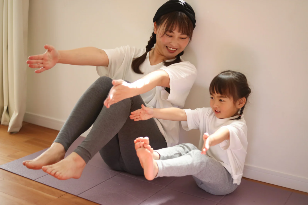 ouder en kind doen aan yoga