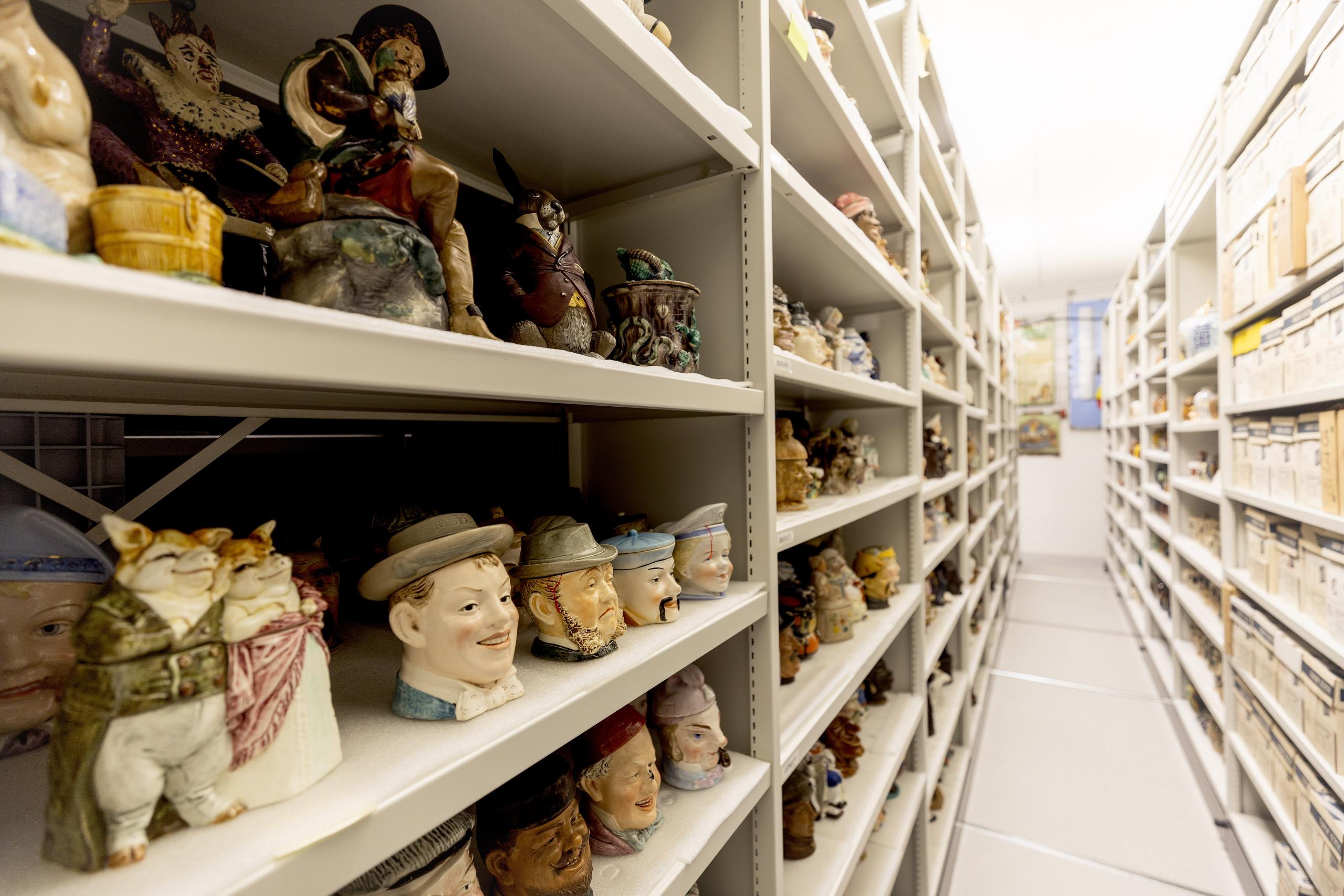 Detail vrolijke tabakspotten - depot Erfgoedcentrum De Briekenmolen - Stadsarchief Wervik